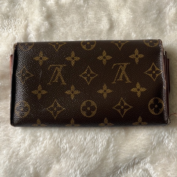 Authentic Louis Vuitton Sarah Wallet - pre-loved - Picture 2 of 16